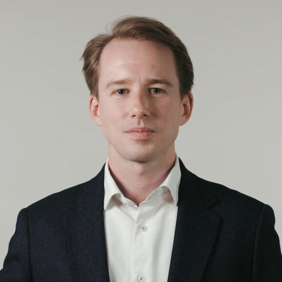 Oliver Bishop headshot